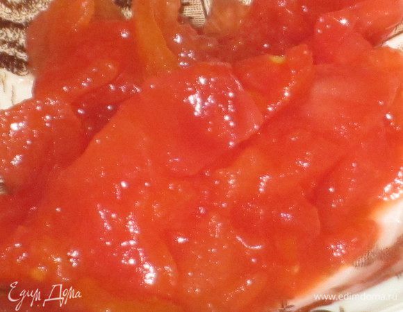 Помидоры обдать кипятком, снять кожицу и удалить семена. Нарезать кубиками, посолить, заправить оливковым маслом.