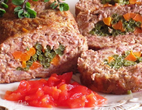 Рулет нарезать на порционные куски и подавать с помидорaми. Приятного аппетита:)