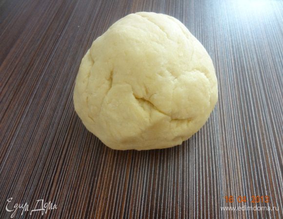 Для теста хорошо смешать творог, сахар, молоко и масло, затем добавить просеянную с разрыхлителем муку и замесить гладкое тесто, накрыть пленкой и оставить на столе отдохнуть 20-25 минут.