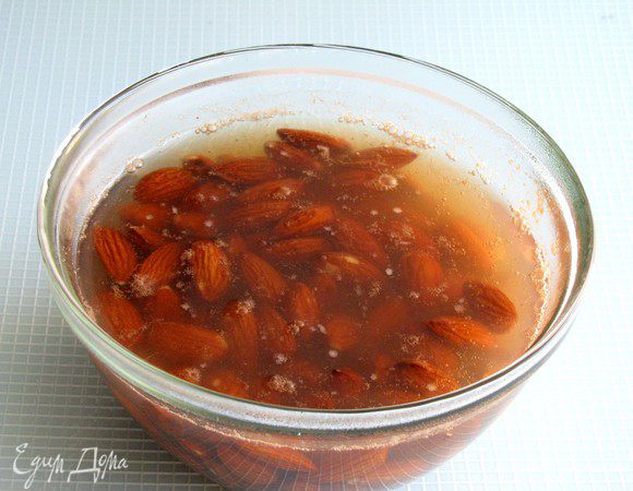  Сначала подготовим миндаль. У меня не было очищенного миндаля, поэтому я его очистила сама. Залила миндаль горячей водой и оставила на полчаса.