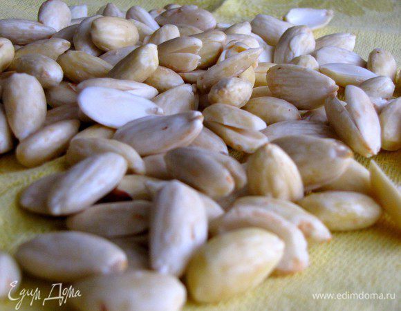 Почистила миндаль и выложила на салфетку. Оставил на некоторое время миндаль, чтобы он немного обсох и занялась тестом.