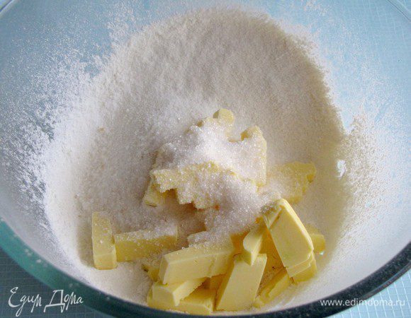 Просеянную муку, порубленное масло, сахарную пудру смешать, влить воду и замесить тесто. Если тесто крошится, можно добавить еще немного воды.