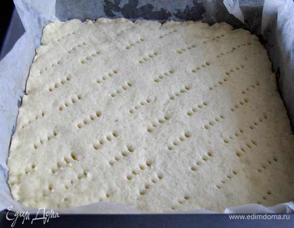 Противень поставить в духовку, разогретую до 200 гр. на 5 минут. Достать и немного охладить. В это время займемся начинкой.