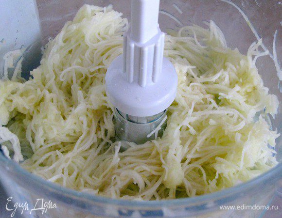 Яблоки очистить и измельчить их в кухонном комбайне с насадкой или натереть на крупной терке. Добавить сок половины лимона, перемешать.
