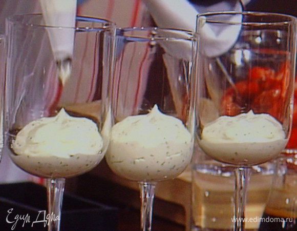 Бисквит разделить на кусочки (просто поломать). Сварить эспрессо, охладить, по желанию подсластить. Первый слой:  крем- базилик.