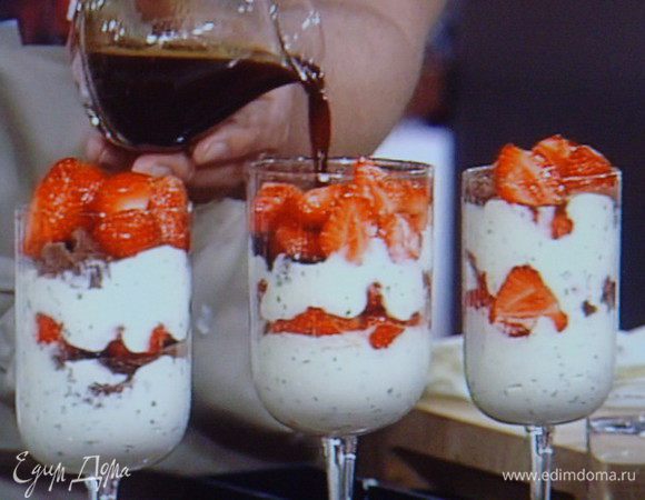 Закончить  клубникой и небольшим кол-вом крема. Полить оставшимся базиликовым соусом и украсить на своё усмотрение. Приятного аппетита!!