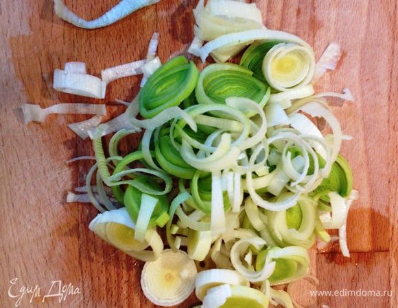 Лук порей режем колечками. 