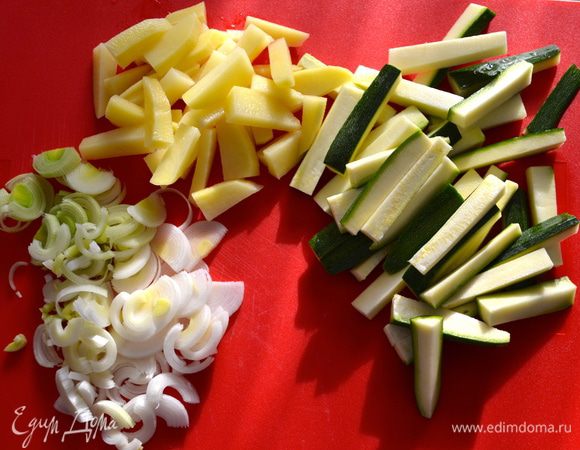 Нарезать полукольцами лук-порей (можно заменить на 2 стебля зеленого лука). Кабачок и картошку нарезать небольшими брусочками.