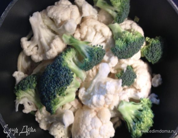 Цветную капусту и брокколи добавляем к фенхелю и луку. 