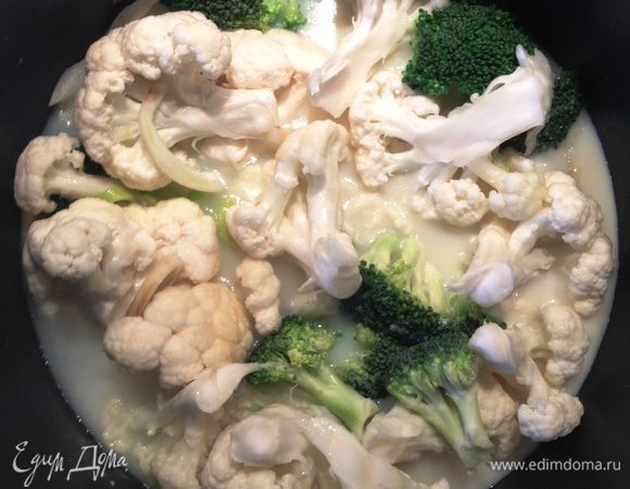 Добавляем 1 стакан кипятка и 1 стакан горячего молока (можно просто добавить 2 стакана молока, но я на диете, молоко заменила соевым и добавила только 1 стакан!:)) Тушим минут 20-30, до готовности цветной капусты и брокколи. 