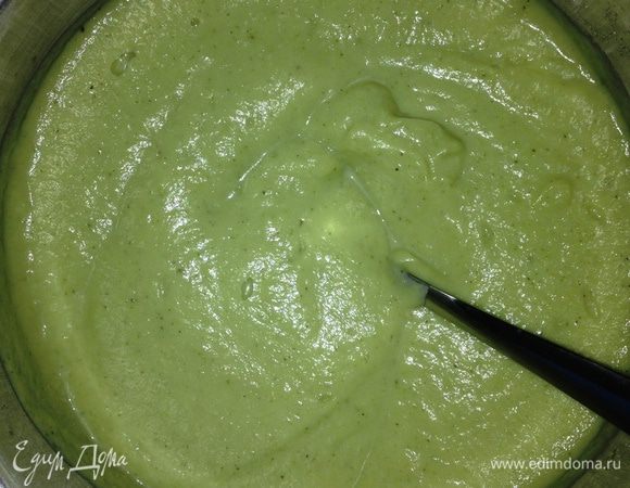 Отправляем суп-пюре обратно в кастрюлю, солим, перчим, прогреваем.