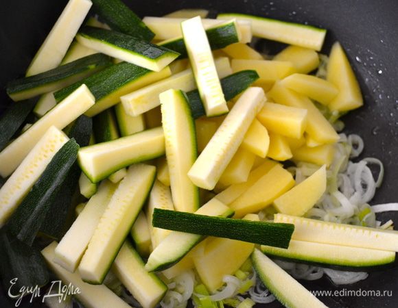 В сковороду с тяжелым дном налить немного оливкового масла и положить в сковороду сначала лук. Самое важное не зажаривать сильно овощи, поэтому время от времени помешиваем содержимое сковороды...и тушим овощи на слабом огне. Как только лук посветлеет, добавим к нему кабачок и картошку. 