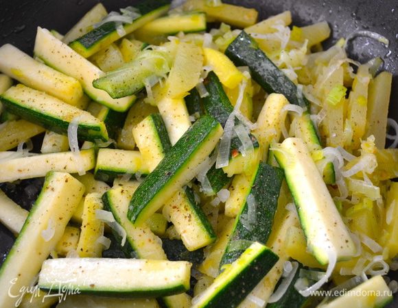 Посолить и поперчить по вкусу овощи. Они не должны зажариться, но хорошо потушиться. 