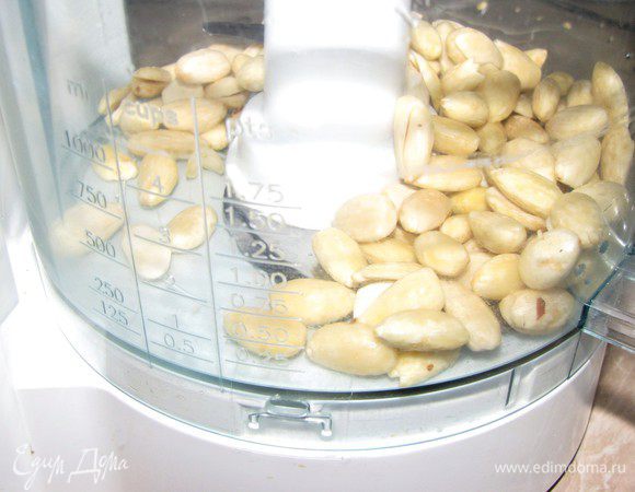 Измельчить миндаль в кухонном комбайне.