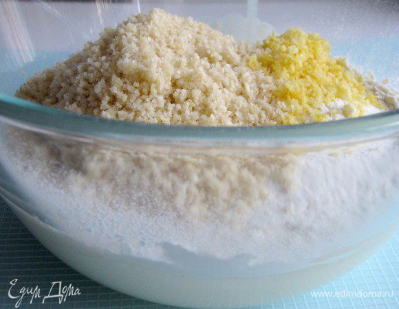 Натереть лимонную цедру. В подготовленный крем ввести орехи, муку, лимонную цедру и хорошо перемешать.