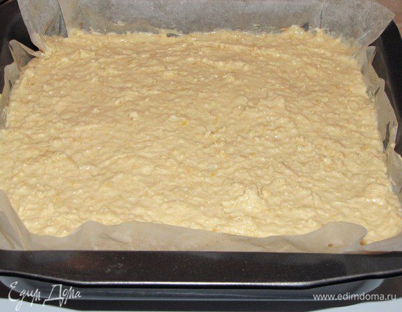 На тесто выложить, яблоки, затем крем, хорошо разровнять.