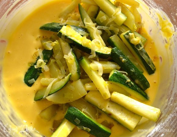 Выложить в тесто овощи. 