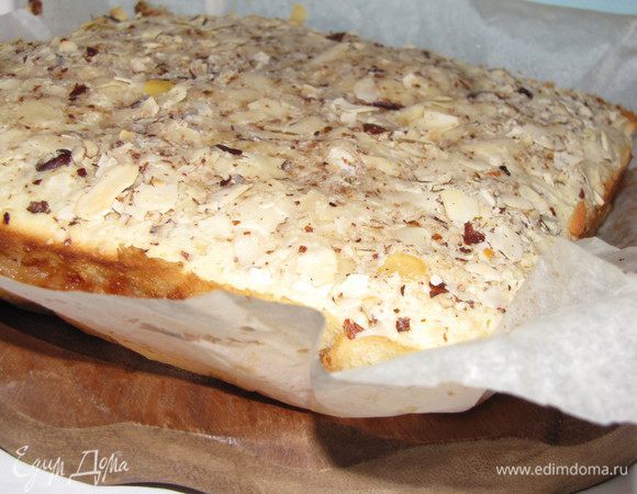 Вынуть из духовки, дать остыть на противне. Затем нарезать на 16 квадратов.