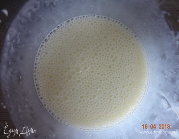 В это время сметану, сахар, яйца и ванильный сахар взбить венчиком не сильно, размороженную ягоду избавить от сока, смешать с крахмалом (хотя это зависит от ягоды).