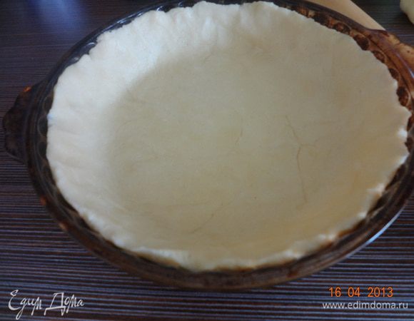 Тесто раскатать в круг, выложить в форму (у меня 22 см), сформировать бортики, лишнее тесто обрезать.