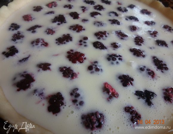 Вылить сметанную начинку на тесто, сверху разложить ягоды и отправить в разогретую до 190 С духовку на 50 минут.