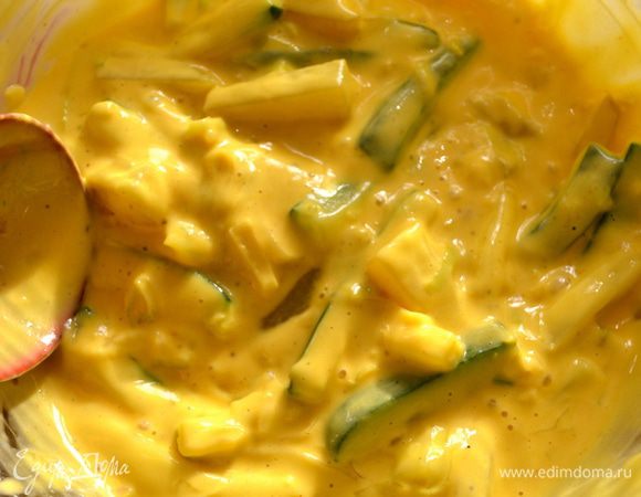 Осторожно перемешать и добавить в тесто куркуму.