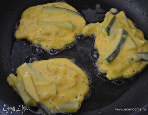 В горячее масло выкладывать ложкой тесто и обжаривать пышечки с двух сторон (наподобие оладушек). Готовые выложить на бумажное полотенце, чтобы убрать излишки жира.