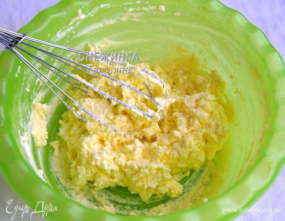 Отделите белки от желтков, уберите их в холод. Желтки разотрите с размягченным маслом (маргарином).