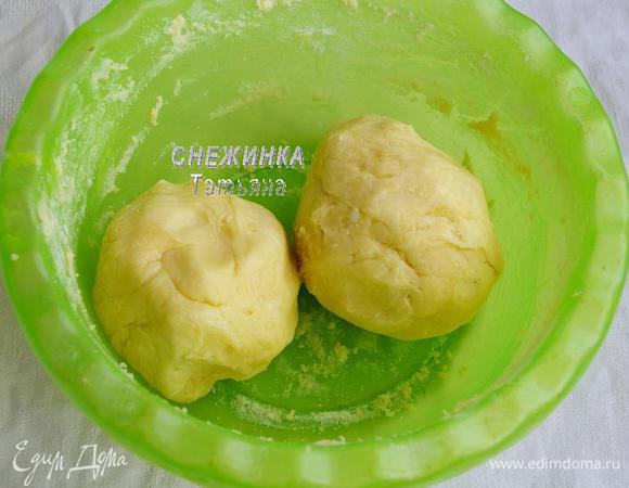 Добавьте муку с разрыхлителем. Быстро вымешайте тесто и сформируйте шар. Разделите его на 2 части: побольше и поменьше. Ту часть, что меньше уберите в морозильник, ту, что больше, — в холодильник.