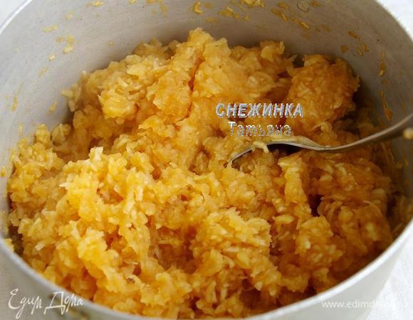 Яблоки очистите от кожи и семян, натрите на крупной терке. Положите в кастрюлю (или сотейник), добавьте 1 ст. л. сока лимона и насыпьте сахар. Томите на небольшом огне минут 10–15 до мягкости и выпаривания жидкости.