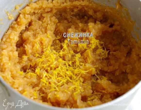 Тушеные яблоки взбейте миксером (не блендером, чтобы не было каши), натрите цедру одного лимона, перемешайте. Оставьте охлаждаться.