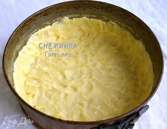 Тесто из холодильника распределите тонким слоем по дну формы, сделав высокие бортики. Я разминала тесто руками, это быстро и эффективно. На дно формы, если она разъемная, советую положить бумагу.