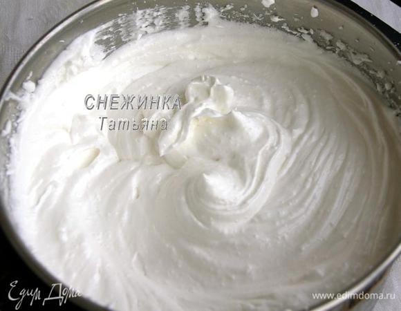 Белки взбейте до устойчивых пиков. Продолжая взбивать, введите постепенно сахар. Взбейте до стойкой блестящей массы.