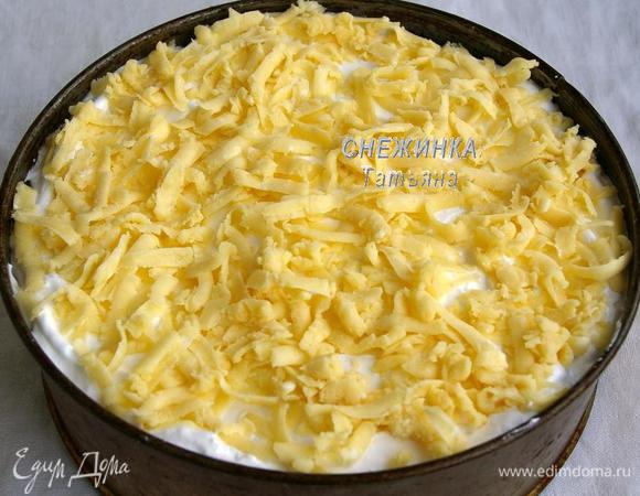 Теперь выложите всю белковую массу. Сверху натрите оставшееся тесто.