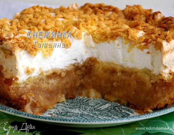 Остудите и нарежьте пирог. Его достаточно неудобно перемещать на блюдо, поэтому делайте это только тогда, когда полностью остудите.