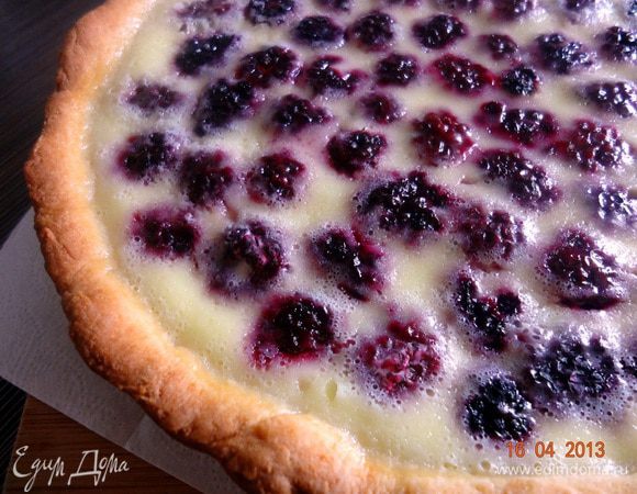 Вынуть готовый пирог, полностью остудить в форме, чтобы начинка застыла, а потом подавать! Просто, но очень вкусно!