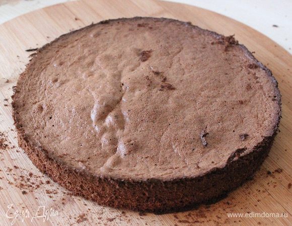 ПРИГОТОВЛЕНИЕ:
Муку, сахар, яйца, желтки, муку и какао сложить в чашу миксера,  перемешать на средней скорости 1-2 мин.
Белки взбить с сахарной пудрой до устойчивых пиков.  Добавить к тесту,  аккуратно перемешать.  Выпечь 4 коржа,при температуре 180С до готовности.