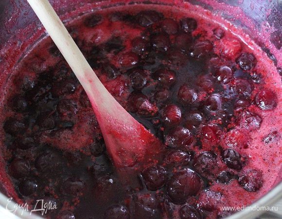 Бруснику залить водой, стакан или немного больше, добавить сахар. И поставить на огонь, проварить минут 10.
