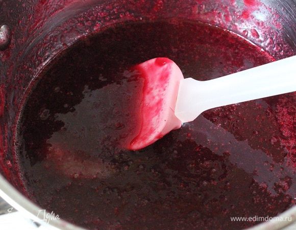 Протереть через мелкое сито, положить желатин в горячее пюре и размешать до полного растворения.