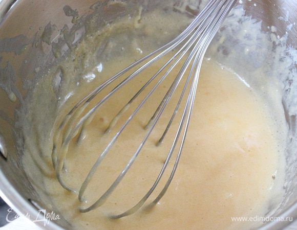 Крем для прослойки торта:
В желтки смешать с равным кол-вом воды. Смесь ставим на тихий огонь и варим, как английский крем,  добиваясь сгущения.
Если боитесь - используйте водяную баню.