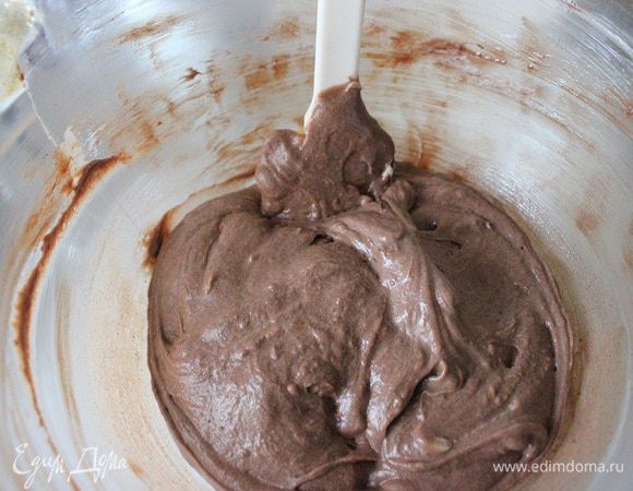 Уваренный сироп охлаждаем и добавляем в предварительно взбитое с ванильным сахаром масло.  Добавлять надо понемногу, каждый раз взбивая. В конце взбивания добавить какао.
