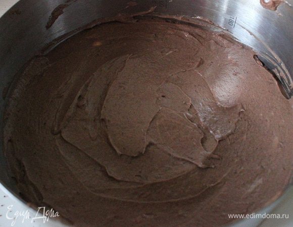 Коржи пропитать, коньячным сиропом, прослоить масляным кремом. Охладить.