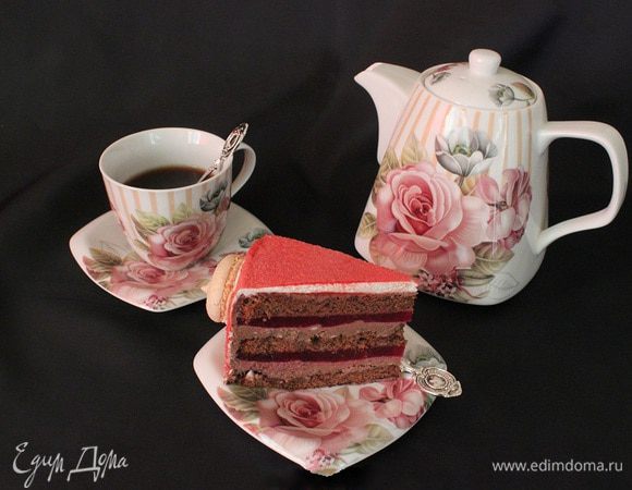 Взбить сливки с пудрой и ванилью. Обмазать весь торт сливками и поставила в морозилку на 20-30 мин.