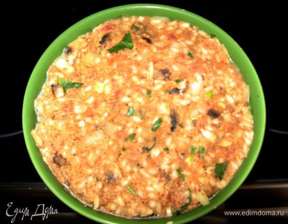 Капусту отвариваем в подсоленной воде 10 минут.Рис промываем варим до полуготовности. В фарш нитаем морковь на средней терке,режем мелко лук,шампиньоны,добавляем приправы,зелень и томатную пасту,все тщательно перемешиваем с отварным рисом.Получается очень аппетитная начинка.