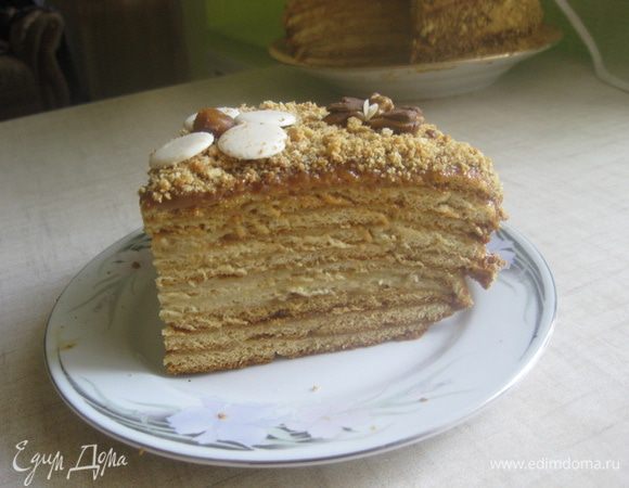 Сборка:
Промазать 9 коржей кремом, 10 корж и бока смазать вареным сгущённым молоком и обсыпать крошкой. Дальше украшаем по желанию. Приятного аппетита!