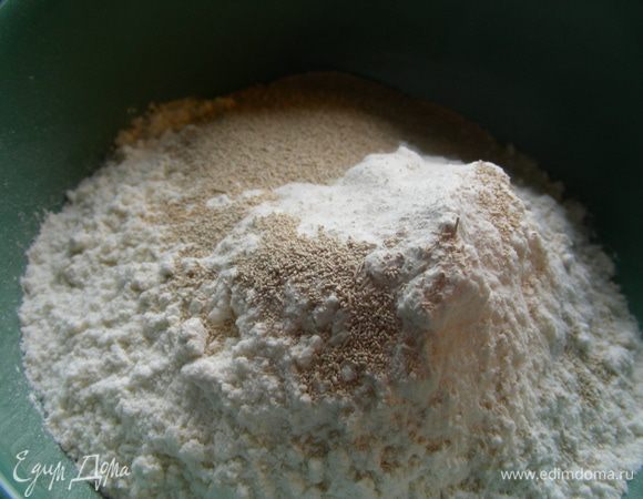 Муку смешиваем с дрожжами.
