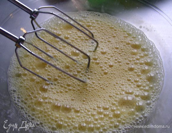 Яйца слегка взбиваем с солью и перцем. 

