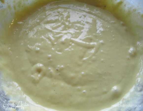 Не переставая взбивать, всыпаем муку. Продолжая взбивать, тонкой струйкой вливаем молоко и масло. 
