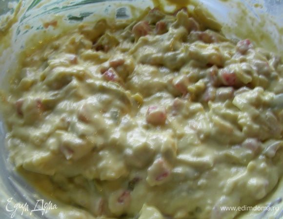 Добавляем оливки, ветчину и сыр. Все хорошо перемешиваем. Тесто получается консистенции густой сметаны. 
