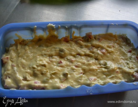 Перекладываем его в форму для кекса (металлическую смазываем сливочным маслом) и выпекаем в духовке 180 гр минут 45 (спичка должна выходить чистой). 
